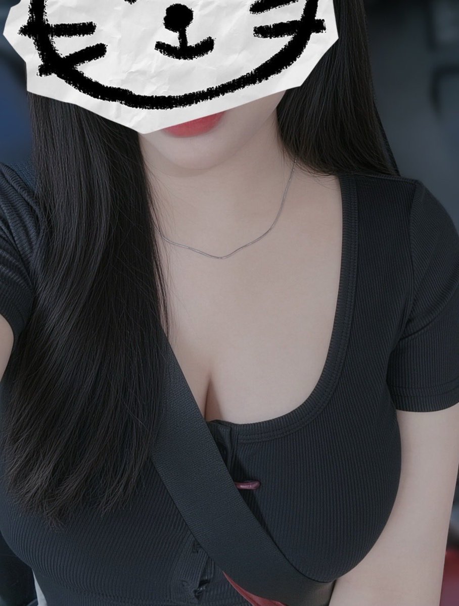 catdentallife's tweet photo. 這件衣服真的好服貼

偷偷告訴你們，這樣看起來餒餒比較大啦🥵

但是就是很吸熱🥲

可不可以帶我去吹吹冷氣(⁎⁍̴̛ᴗ⁍̴̛⁎)

#台南
#美乳
#微肉肉
#約會 https://t.co/pVbSqx4wua