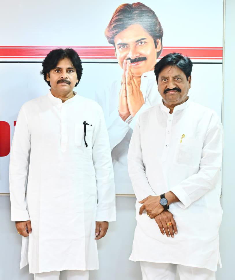 S_UdayaBhanu03's tweet photo. ఉపముఖ్యమంత్రి పవన్ కళ్యాణ్ గారిని కలిసిన సామినేని ఉదయభాను గారు.
మంగళగిరి జనసేన పార్టీ కేంద్ర కార్యాలయం నందు శుక్రవారం సాయంత్రం నాడు జనసేన పార్టీ అధ్యక్షులు, రాష్ట్ర ఉపముఖ్యమంత్రివర్యులు శ్రీ కొణిదెల పవన్ కళ్యాణ్ గారిని మర్యాదపూర్వకంగా ఎన్టీఆర్ జిల్లా జనసేన పార్టీ అధ్యక్షులు సామినేని ఉదయభాను గారు కలిశారు.ఈ సందర్భంగా స్థానిక సంస్థల ఎన్నికలు మరియు తదితర అంశాలపై చర్చించారు.
ఈ కార్యక్రమంలో విజయవాడ జనసేన నాయకులు డా.కొండవీటి సంతోష్ గారు, జగ్గయ్యపేట మున్సిపల్ వైస్ చైర్మన్ తుమ్మల ప్రభాకరరావు గారు పాల్గొన్నారు.
#TeamSamineni @PawanKalyan