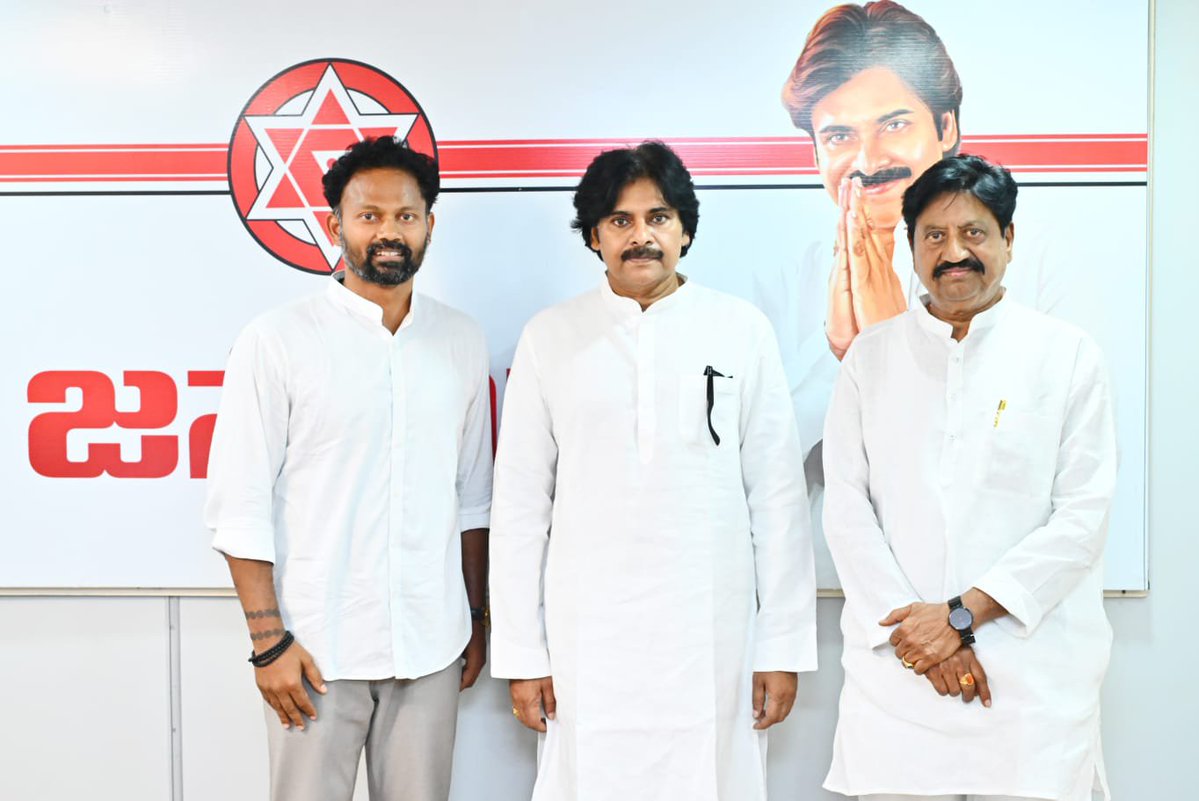 S_UdayaBhanu03's tweet photo. ఉపముఖ్యమంత్రి పవన్ కళ్యాణ్ గారిని కలిసిన సామినేని ఉదయభాను గారు.
మంగళగిరి జనసేన పార్టీ కేంద్ర కార్యాలయం నందు శుక్రవారం సాయంత్రం నాడు జనసేన పార్టీ అధ్యక్షులు, రాష్ట్ర ఉపముఖ్యమంత్రివర్యులు శ్రీ కొణిదెల పవన్ కళ్యాణ్ గారిని మర్యాదపూర్వకంగా ఎన్టీఆర్ జిల్లా జనసేన పార్టీ అధ్యక్షులు సామినేని ఉదయభాను గారు కలిశారు.ఈ సందర్భంగా స్థానిక సంస్థల ఎన్నికలు మరియు తదితర అంశాలపై చర్చించారు.
ఈ కార్యక్రమంలో విజయవాడ జనసేన నాయకులు డా.కొండవీటి సంతోష్ గారు, జగ్గయ్యపేట మున్సిపల్ వైస్ చైర్మన్ తుమ్మల ప్రభాకరరావు గారు పాల్గొన్నారు.
#TeamSamineni @PawanKalyan