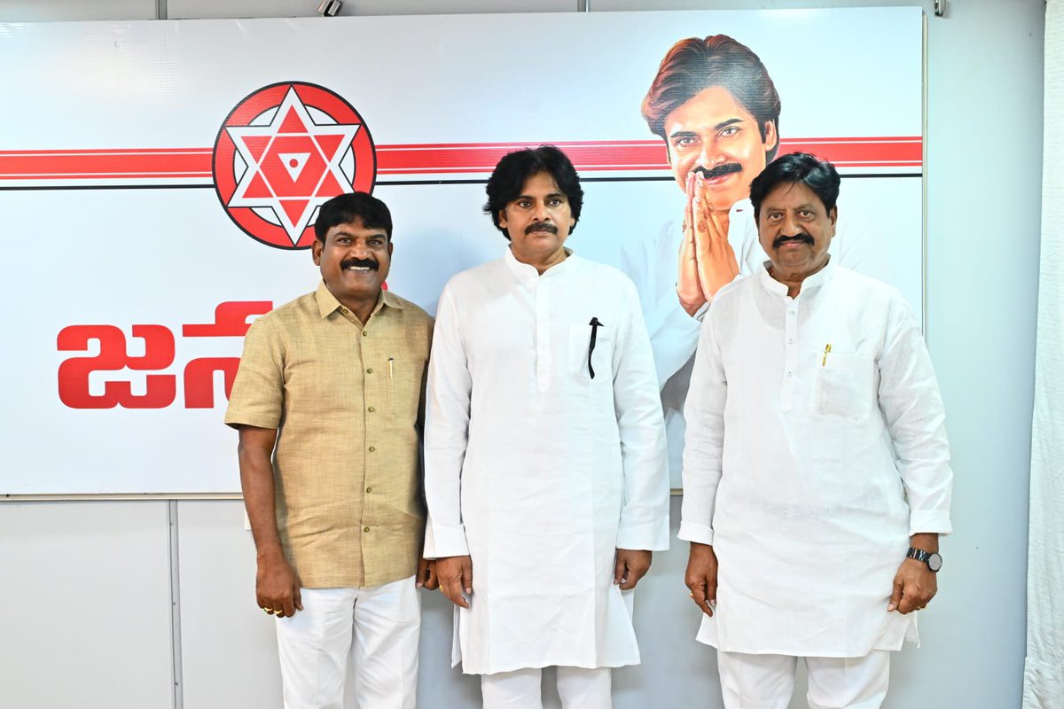 S_UdayaBhanu03's tweet photo. ఉపముఖ్యమంత్రి పవన్ కళ్యాణ్ గారిని కలిసిన సామినేని ఉదయభాను గారు.
మంగళగిరి జనసేన పార్టీ కేంద్ర కార్యాలయం నందు శుక్రవారం సాయంత్రం నాడు జనసేన పార్టీ అధ్యక్షులు, రాష్ట్ర ఉపముఖ్యమంత్రివర్యులు శ్రీ కొణిదెల పవన్ కళ్యాణ్ గారిని మర్యాదపూర్వకంగా ఎన్టీఆర్ జిల్లా జనసేన పార్టీ అధ్యక్షులు సామినేని ఉదయభాను గారు కలిశారు.ఈ సందర్భంగా స్థానిక సంస్థల ఎన్నికలు మరియు తదితర అంశాలపై చర్చించారు.
ఈ కార్యక్రమంలో విజయవాడ జనసేన నాయకులు డా.కొండవీటి సంతోష్ గారు, జగ్గయ్యపేట మున్సిపల్ వైస్ చైర్మన్ తుమ్మల ప్రభాకరరావు గారు పాల్గొన్నారు.
#TeamSamineni @PawanKalyan