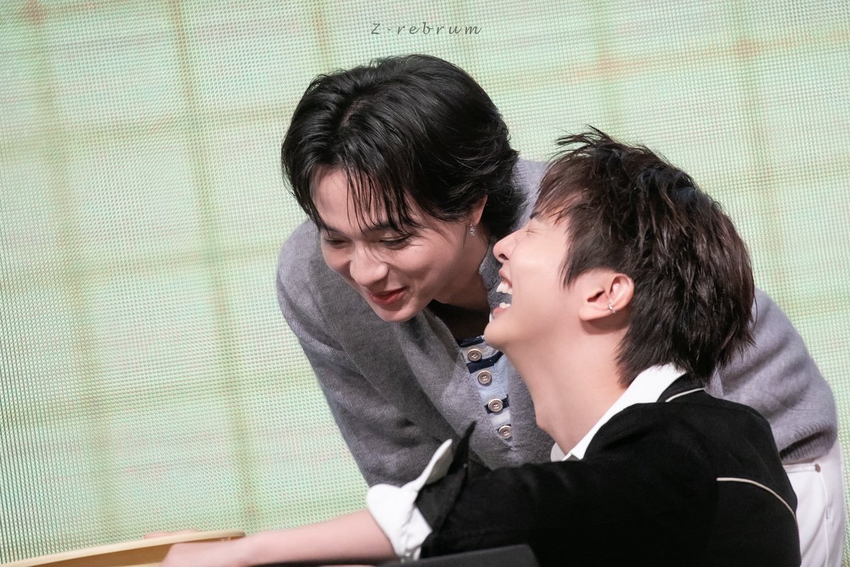 tallula_24's tweet photo. Love everything about them, the way they're too comfortable with each other's company that you can feel how much they adore and respect each other.

MAXKYBAS MEET UP IN HK
#MaxkyBas1stinHK
#แม็กกี้บาส https://t.co/11BSV0QhpI