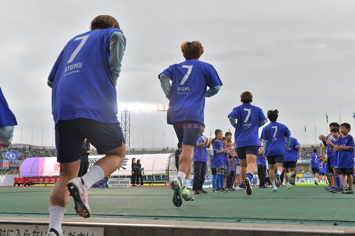 katallertoyama's tweet photo. ウォーミングアップ開始。
ピッチに立てる喜びを胸に、亀のために走り、勝利のために戦う。

全員の想いをひとつに、戦おう。
We’re waiting for you to come back!

#亀田歩夢
#カターレ富山 https://t.co/Zoduy4B2j3