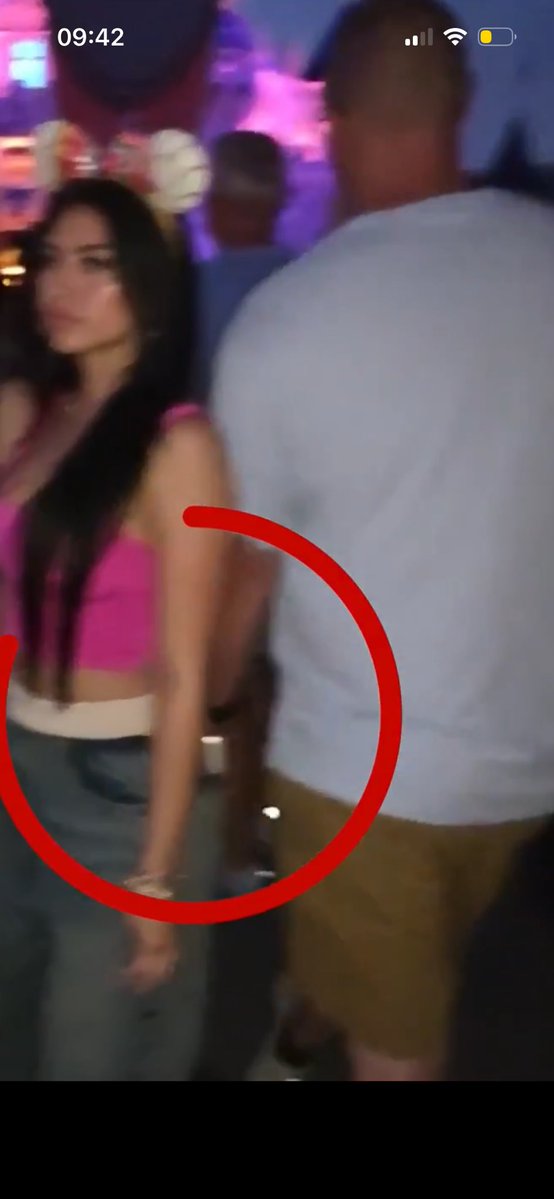 mans_uyyu's tweet photo. @jery9711 @californiapost Move it a frame further and you can see his arm swing away from his body and he grabs her. She immediately turns. He was very slick with it but that’s disgusting behavior. https://t.co/4jI4jp0EDp