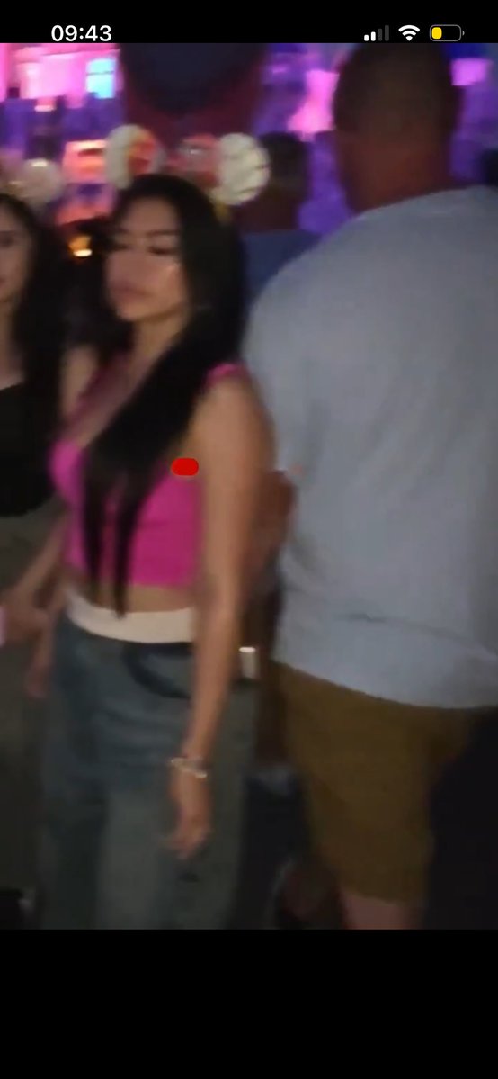 mans_uyyu's tweet photo. @jery9711 @californiapost Move it a frame further and you can see his arm swing away from his body and he grabs her. She immediately turns. He was very slick with it but that’s disgusting behavior. https://t.co/4jI4jp0EDp