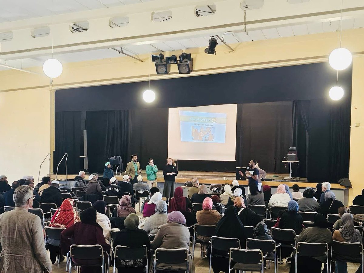drdanielschatz's tweet photo. Här tar MP:s kryssraket Mohamed Abdukani plats i riksdagen efter en valkampanj som till stora delar bedrevs på somaliska.

Varför tycks könsseparerad sittning ha praktiserats vid ett av MP:s kampanjmöten med Abdukani? Är detta partiets nya feminism – eller gäller jämställdheten bara när den inte stör valstrategin, @DanielHellden?