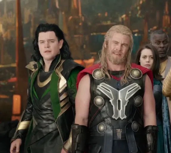 astralpoli's tweet photo. Matt Damon's most inconspicuous cameo in the movie "Thor: Ragnarok"

One of the most hilarious moments of the movie "Thor: Ragnarok" is the scene where Thor returns to Asgard and finds his father Odin, who is actually disguised by Loki, watching a pathetic street performance.

The production itself is a pure narcissistic farce, where Loki is exposed as an innocent victim and a hero, but the main feature was completely different...

To the great surprise of the fans, the theatrical Loki was played by none other than Matt Damon himself! He got there by pure chance. Director Taika Waititi and Chris Hemsworth were looking for someone famous and funny for this episodic role, and Chris just called his old friend Matt.

Damon thought the idea was very funny, so he immediately agreed to come to the shooting. The actor in general is happy to take part in various cameos, if you like the post, I will tell you about some more cases.

By the way, I will be grateful if you support me with a subscription!