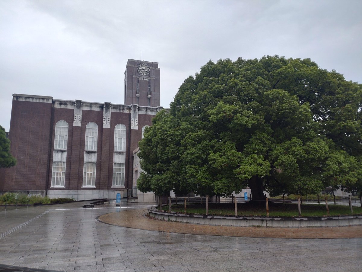 SrToryoh641's tweet photo. 今日は午前の予定消化して、午後から学生演劇祭に出てる後輩に会いに清水まで。その後同期の個展を見に行き、たくさん話を聞くことができた。
帰りに京大まで歩いてたら知り合いに偶然会って一緒にパン屋に行くことに。雨だったけどめちゃ充実した1日だった
(体調悪い人に感化されての日記) https://t.co/Acb9qx5KAs
