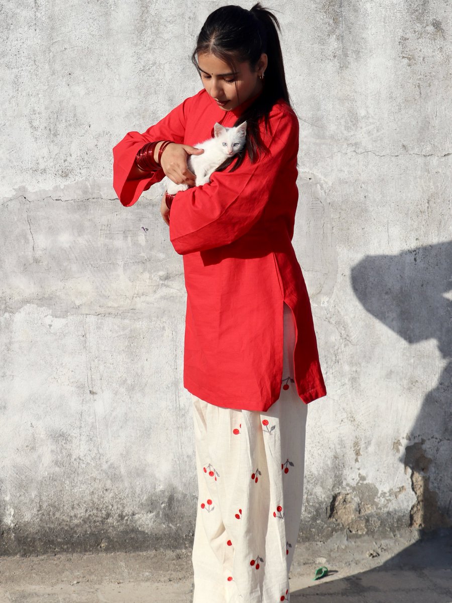 MaileHweersm's tweet photo. A girl holding a red rose. https://t.co/rYtWRjnewi
