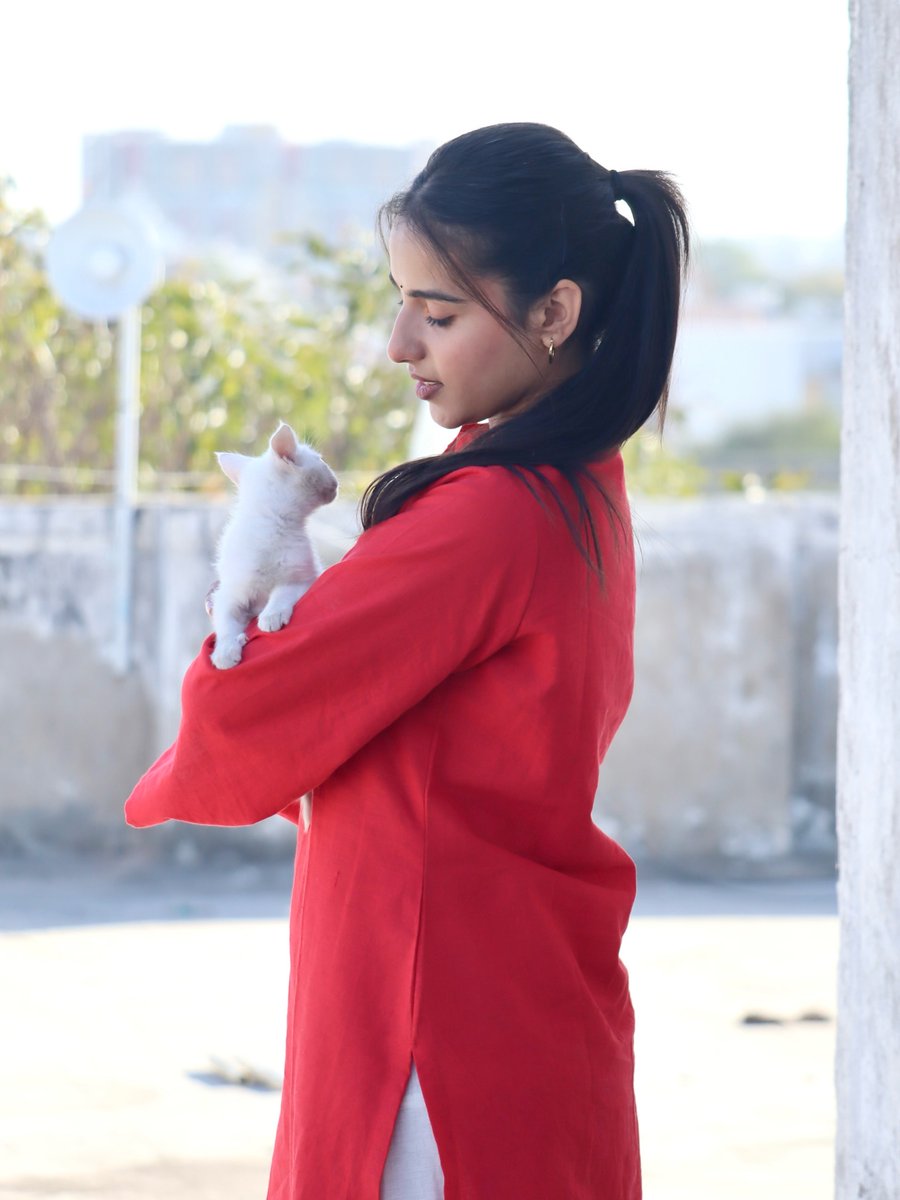 MaileHweersm's tweet photo. A girl holding a red rose. https://t.co/rYtWRjnewi