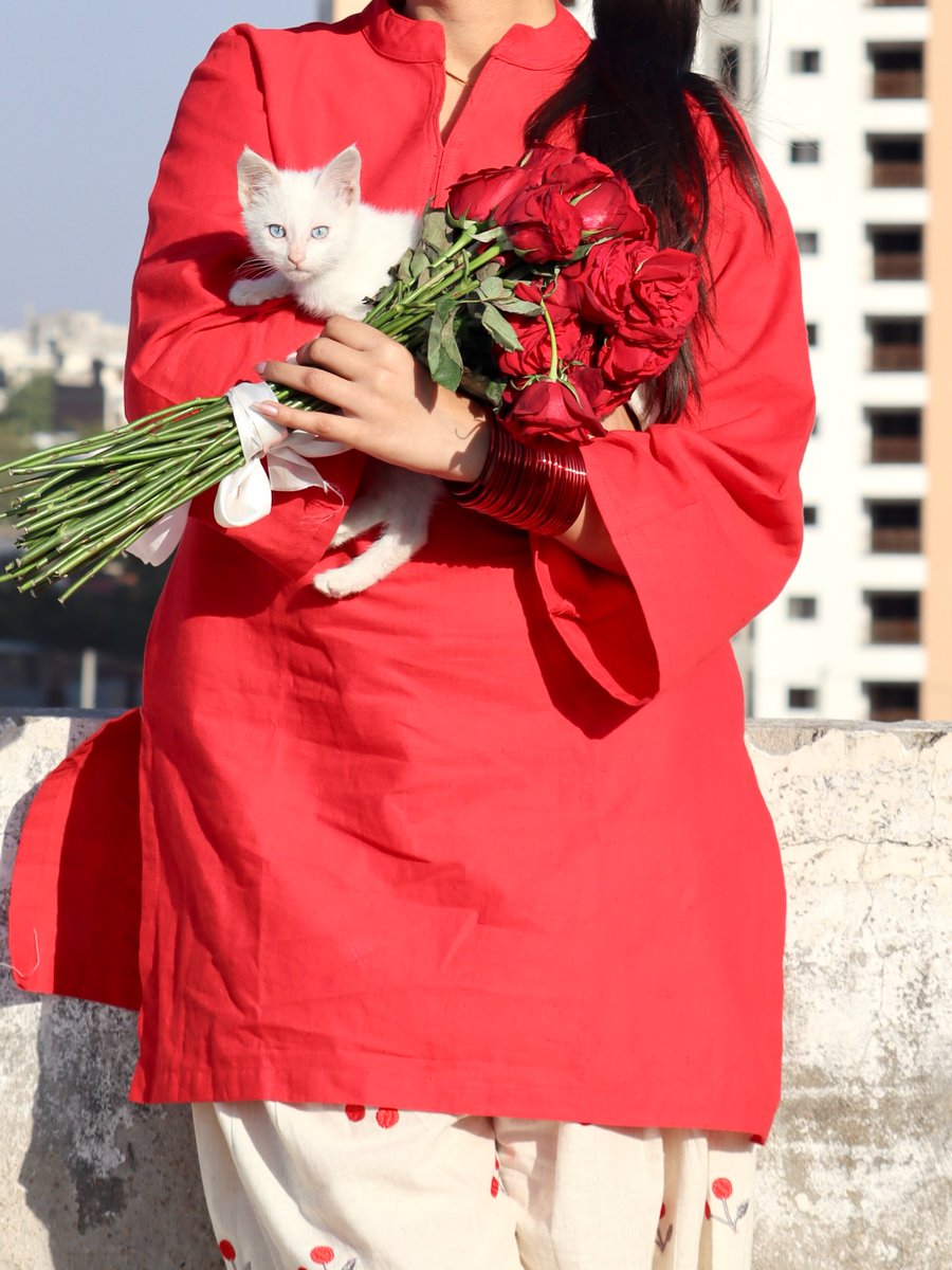 MaileHweersm's tweet photo. A girl holding a red rose. https://t.co/rYtWRjnewi
