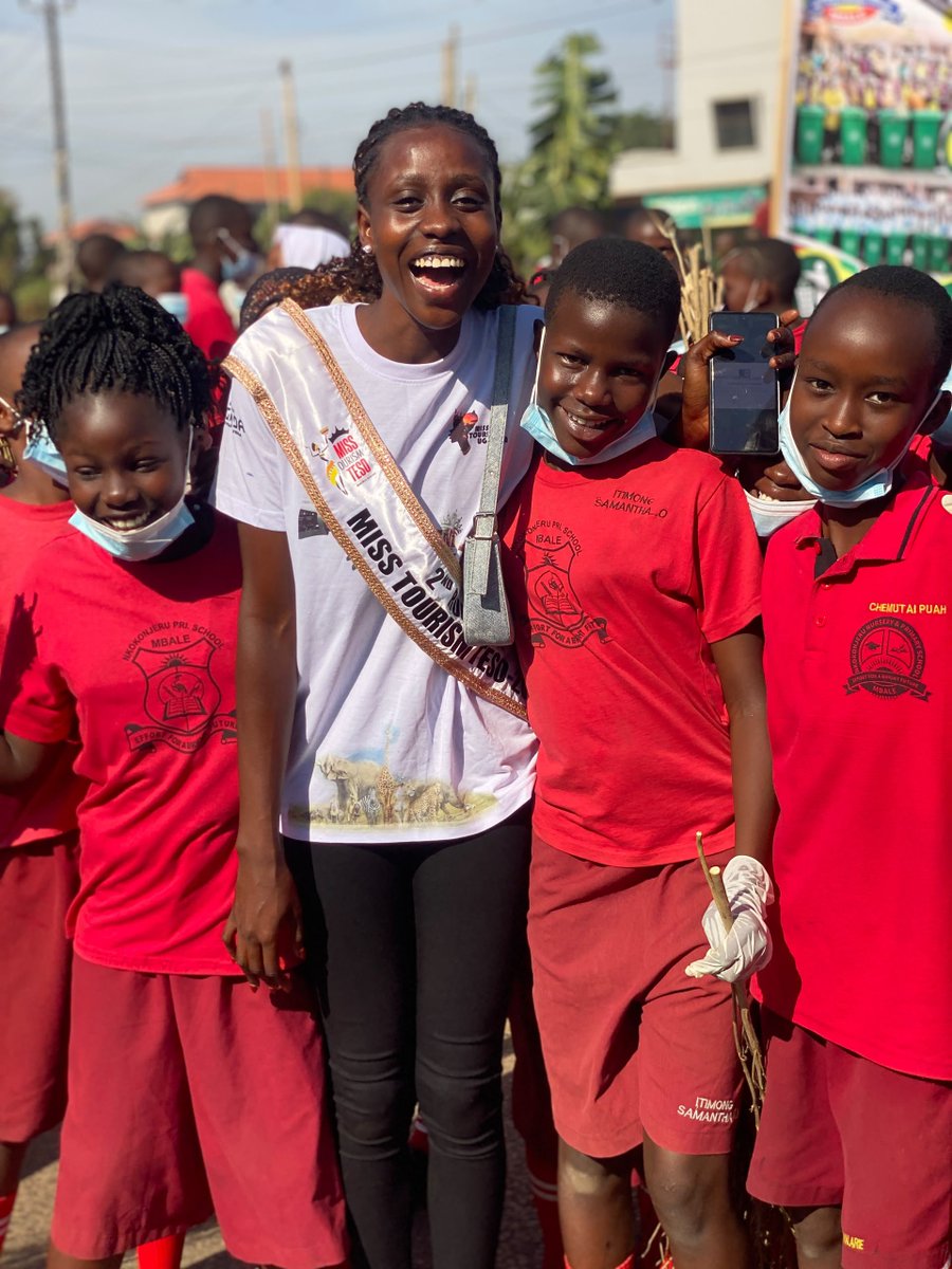 EstherPretta's tweet photo. Have you cleaned your  environment? Make it  a daily habit. I travelled from Teso to Mbale to clean the town and also celebrate world tourism day. 
#letthepearlshine 
#misstourismuganda https://t.co/7KieWhMoBV