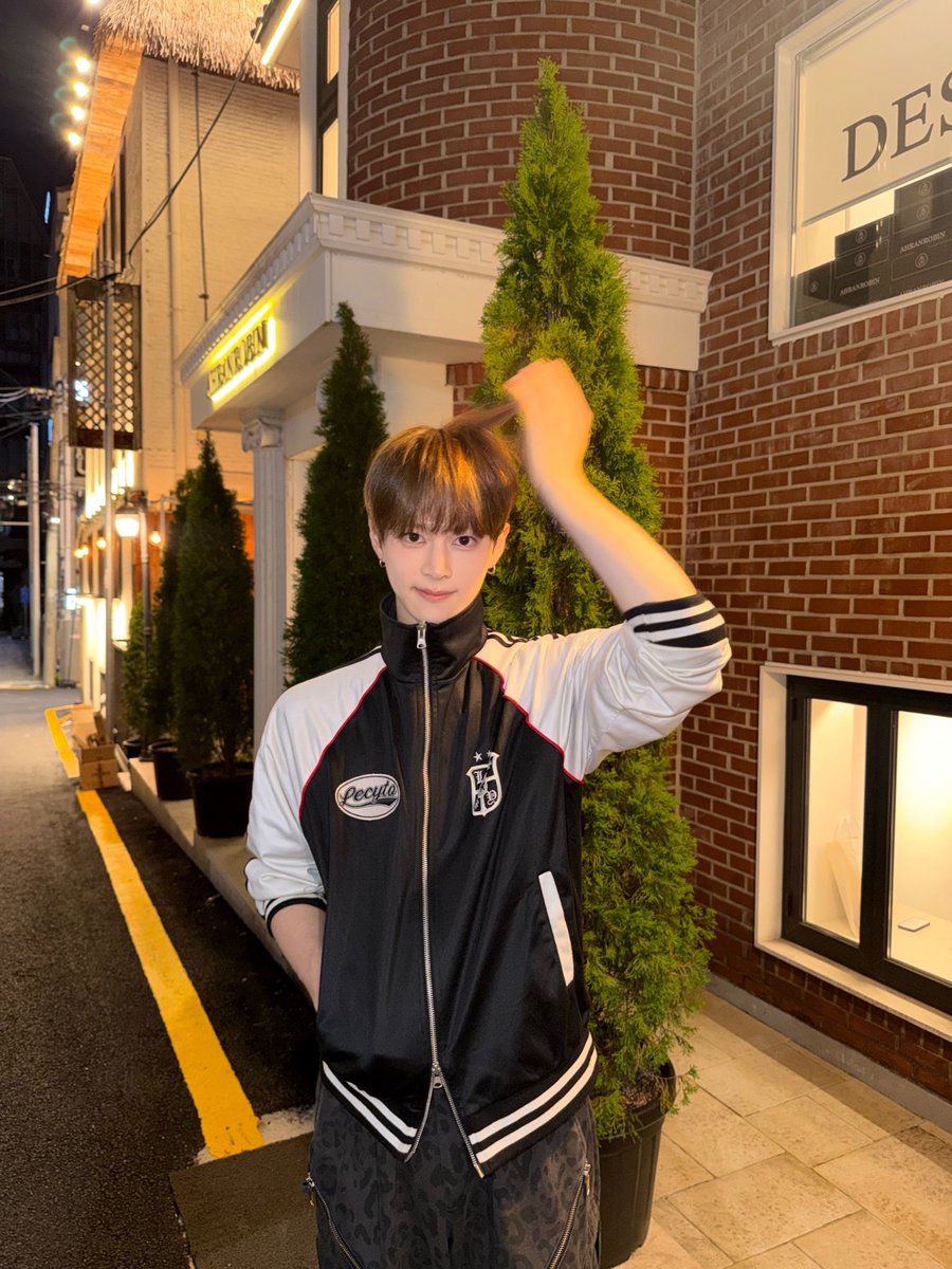 ADAP_offcl's tweet photo. 나랑 밤산책 갈?

#ADAP #에이댑
#재영 #JAEYOUNG
#ALL_DREAMS_ARE_POSSIBLE https://t.co/4Ml2bi8Qag