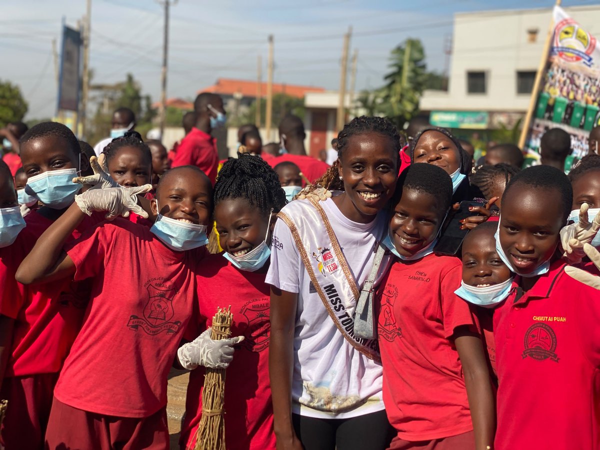 EstherPretta's tweet photo. Have you cleaned your  environment? Make it  a daily habit. I travelled from Teso to Mbale to clean the town and also celebrate world tourism day. 
#letthepearlshine 
#misstourismuganda https://t.co/7KieWhMoBV