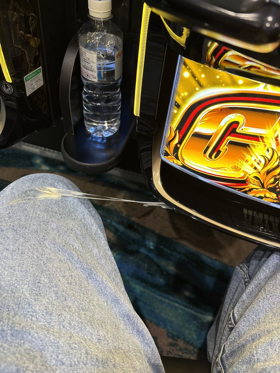pppp_chinn's tweet photo. 今日パチ屋で俺より可哀想な人いないと思う😭😭😭
台の下にガムついてるとか不孝すぎる😭😭😭 https://t.co/h5cfIqk0Bg