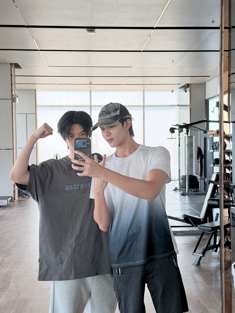 astonblues's tweet photo. how i love chokunaston’s mirror selfies 🥹

#ChokunAston https://t.co/TcC9kGdEhw