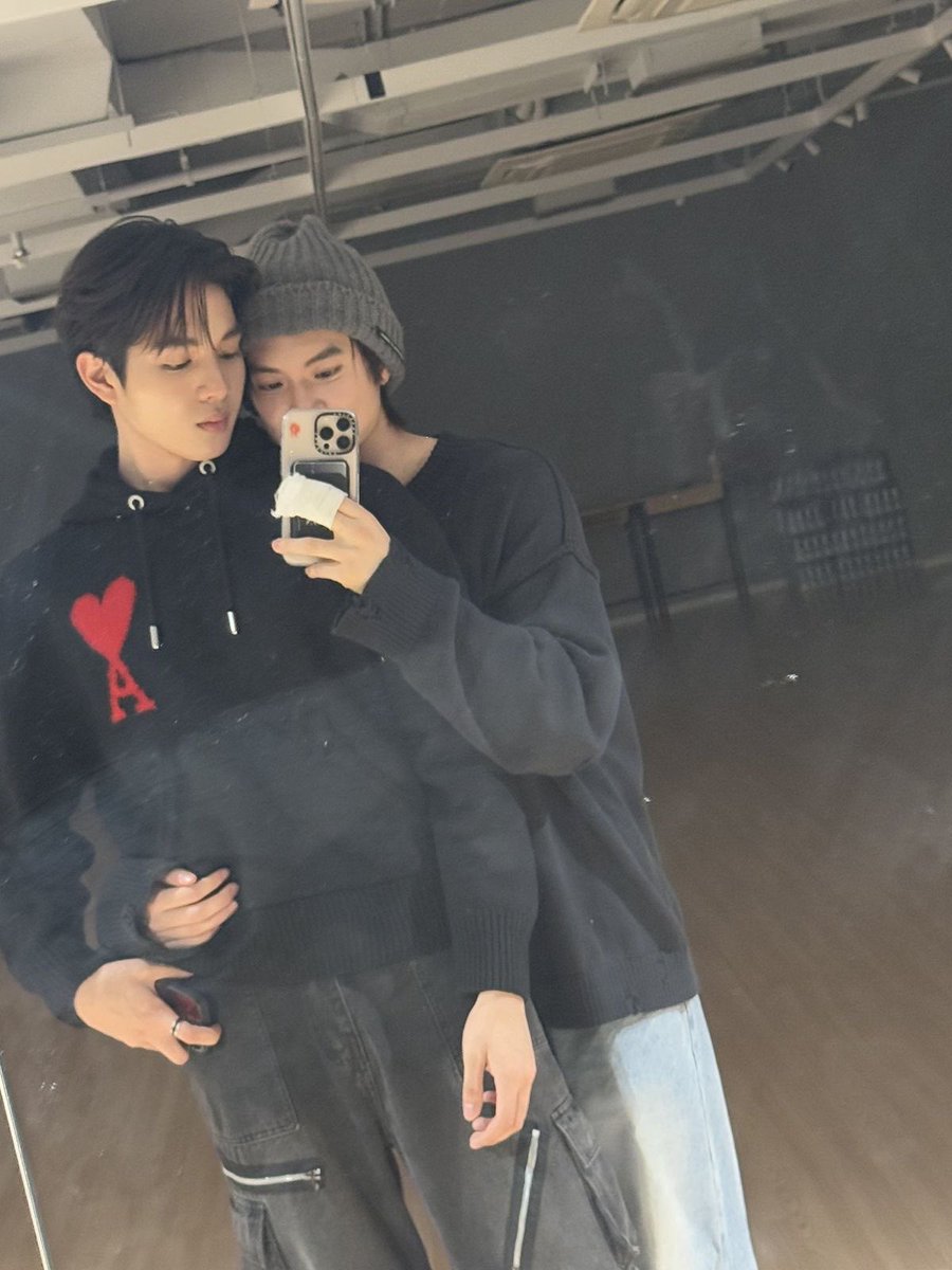 astonblues's tweet photo. how i love chokunaston’s mirror selfies 🥹

#ChokunAston https://t.co/TcC9kGdEhw