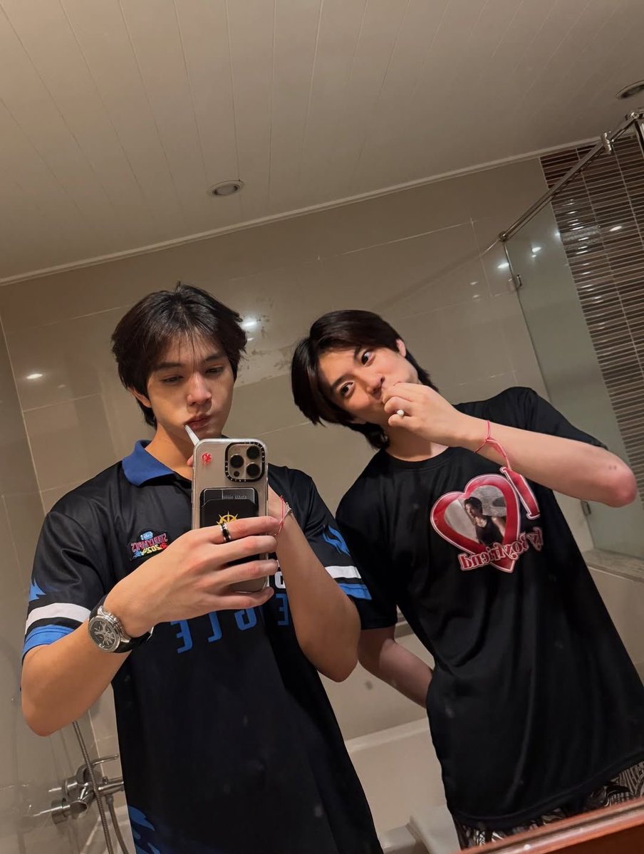 astonblues's tweet photo. how i love chokunaston’s mirror selfies 🥹

#ChokunAston https://t.co/TcC9kGdEhw