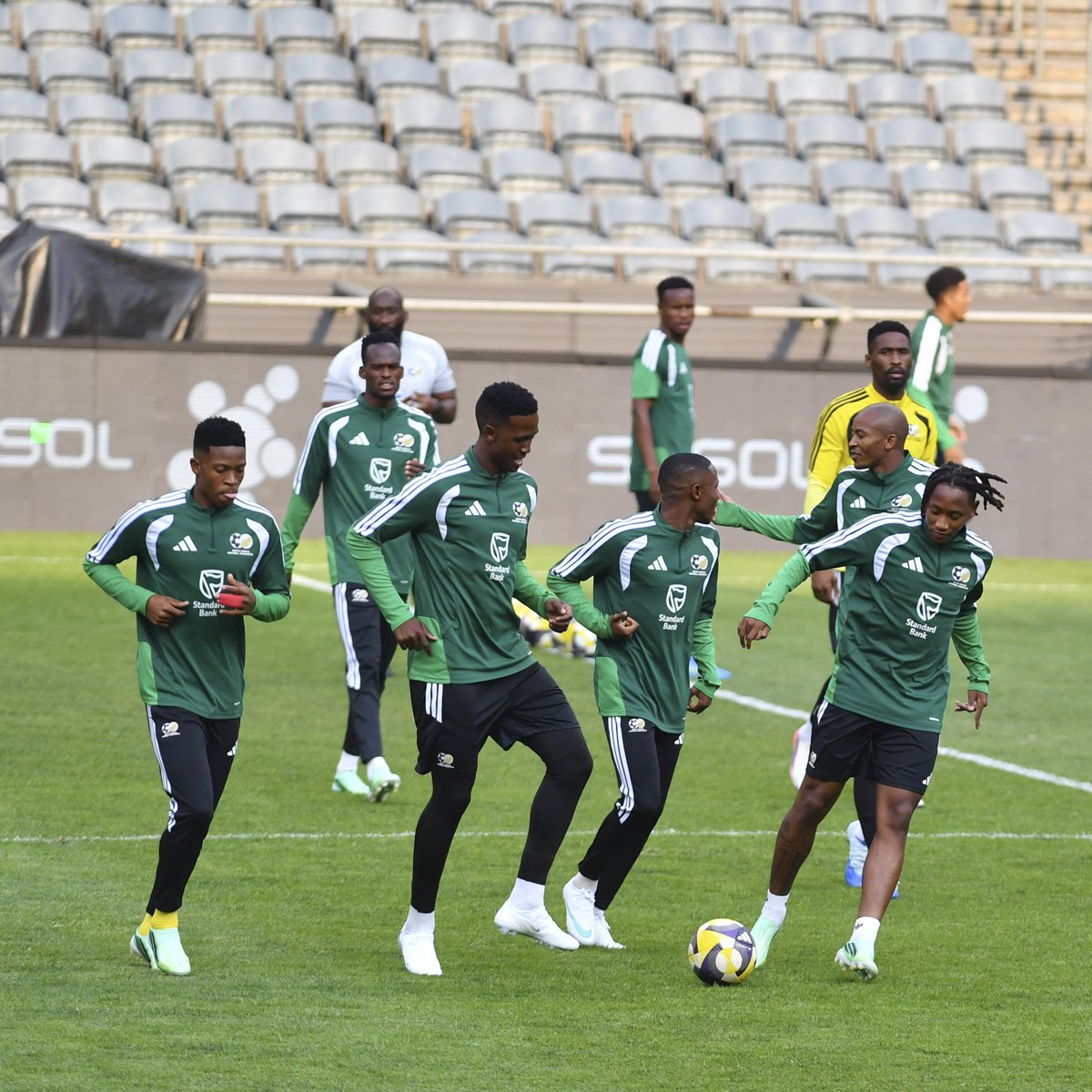 AfrFootball's tweet photo. Mosimane begins Bafana reign, Kenya face Eritrea
Read more on https://t.co/yRTg0CKfQf
#AFCON #preview #caf #AfricanFootball #BafanaBafana #kenya #Guinea @CAF_Online @BafanaBafana @Football_Kenya https://t.co/1D5r1KfxSQ
