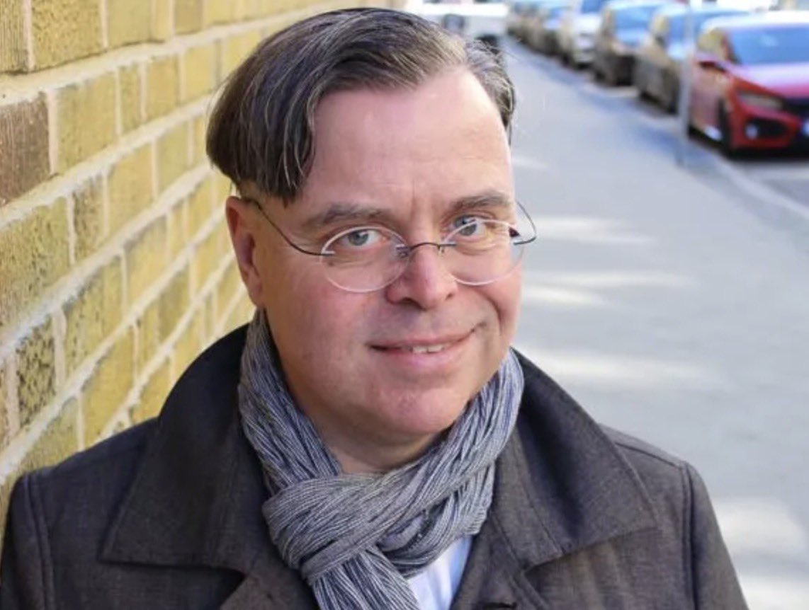 ClaesL67's tweet photo. @InteSosseSe @sverigesradio I det här och även i det längre inslaget efter kl 8 så fick den där knäppgöken Andreas Önnerfors uttala sig. För de som minns så är det knasbollen som skapade ett upprop för att få @alicemedce sparkad från GPs ledarsida häromåret. Ingen utanför SR tar den clownen på allvar. https://t.co/RV8y0mXesH