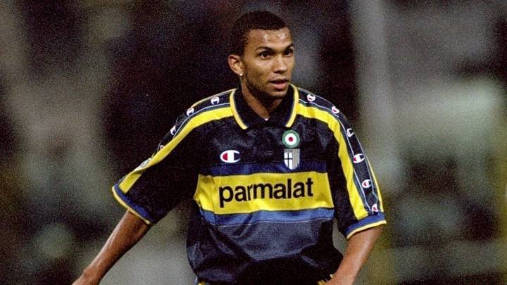 Windekind_Budi's tweet photo. 1996-2003 mungkin layak disebut tahun-tahun terbaik Marcio Amoroso. Baik di level klub maupun Timnas Brasil.

Dia tergolong striker gacor pada masanya. Ronaldo Nazario bahkan nyebut dia sebagai binatang buas.

Problem Amoroso begitu klasik. Fisiknya rutin digerogoti cedera. Hal ini pula yang bikin rekening golnya seret meski penampilan sebelumnya ngasih impresi bagus.

Setelah 2003, Amoroso pindah ke sana ke mari tapi nggak pernah bisa ngembaliin performa terbaiknya di lapangan hijau.