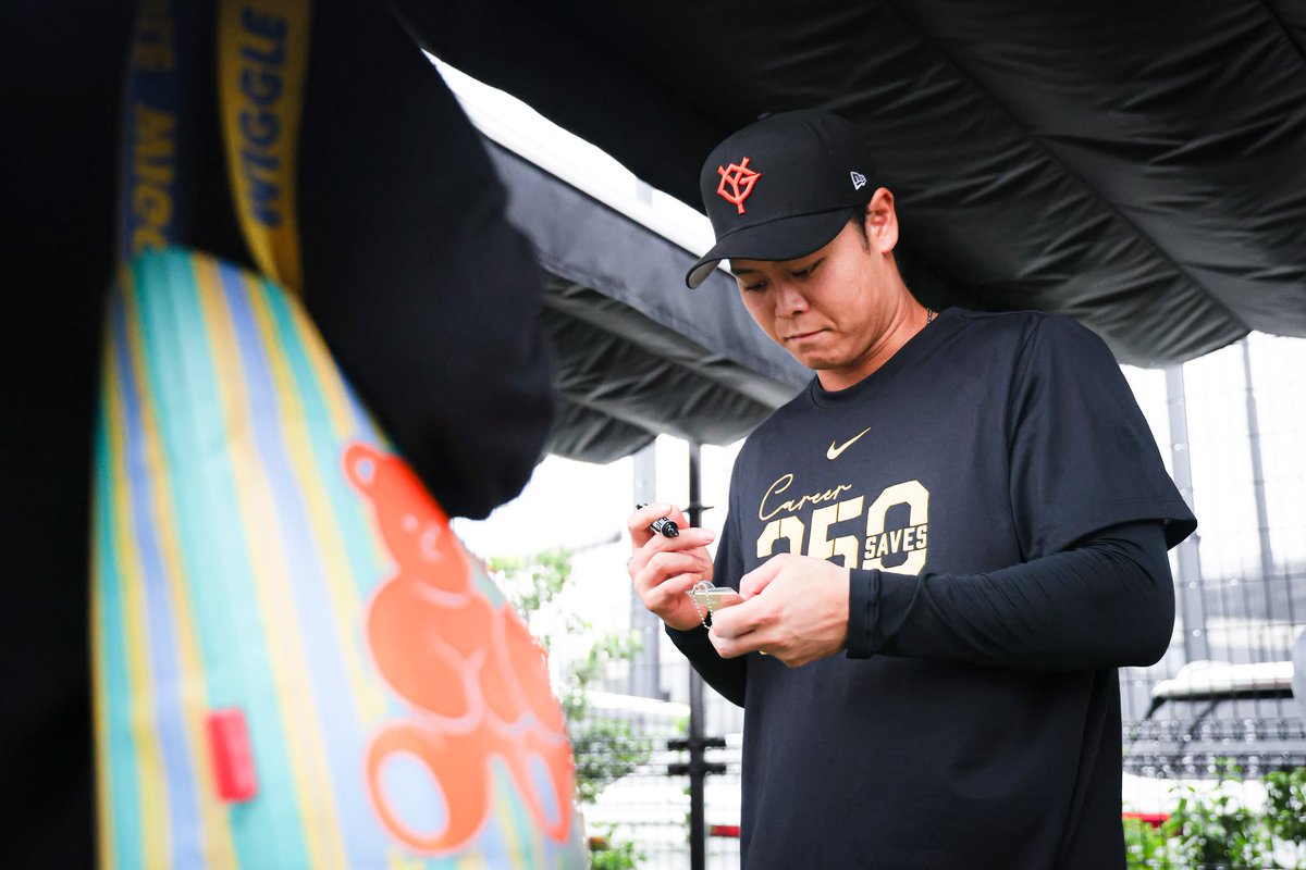 gtown_stadium's tweet photo. 【二軍】
試合後に選手10人、ファン250人が参加するサイン会を開催しました🖊️
雨の中サイン会に参加いただいた皆さま、ありがとうございました🙇‍♀️
#岸田行倫、#中山礼都、#湯浅大、#赤星優志、#萩尾匡也、#山瀬慎之助、#宮原駿介、#田和廉、#山田龍聖、#宇都宮葵星 https://t.co/dgAcQ7vjyn