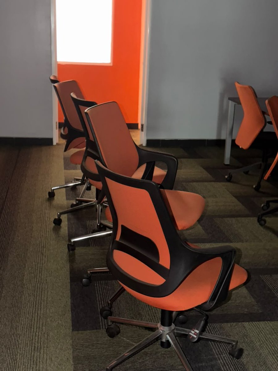 anj_116_'s tweet photo. An office is closing up and they have put up everything for sale. Here are the the things up for sale. 

Condition: Mint

1. Ergonomic Office Chairs. 
Quantity: 13 

Price: KES 11,000 each. https://t.co/jbjhdf2qUg