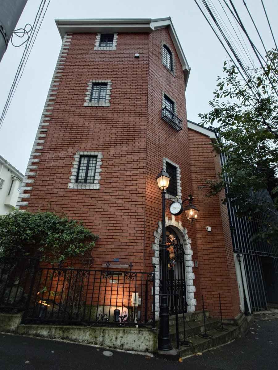 achaco_1975's tweet photo. ちと早く会場に着きすぎたので、原宿界隈をあてもなくそぞろ歩いてたら、一昨年に飯窪さんがおしり(画の)個展を初開催したギャラリーに出くわしたでござるw

･･･芸術の秋、今年は個展ないのかしらね…🤔 https://t.co/ctZjqaiE7P