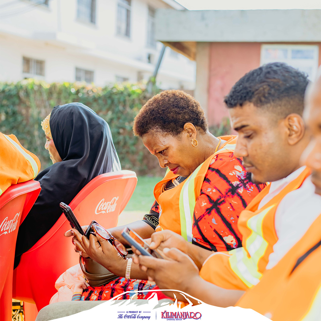 kilimanjaromaji's tweet photo. Kwa mara nyingine tena, tumewakaribisha wafanyabiashara wetu kutoka Singida kutembelea kiwanda chetu kilichopo Moshi 

Katika ziara hiyo, walipata fursa ya kujionea chanzo chenye madini asilia cha Kilimanjaro Natural Mineral Water, na kushuhudia hatua za uzalishaji wa maji yetu. https://t.co/mzLITERctP