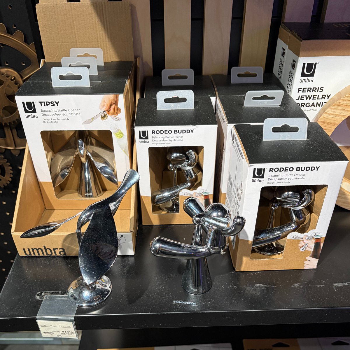 LOFT_SHIBUYA's tweet photo. ＼テーブルやカウンターに／
👉ティプシー　ボトルオープナー
機能性はもちろん、
インテリアとしての美しさも兼ね備えた
#ボトルオープナー 🍾
鳥のくちばしを土台に乗せると
絶妙なバランスで揺れ動き、
磨き上げられた光沢と洗練された造形が
テーブルを華やかに彩ります🕊️

◇4階 https://t.co/iAaikkjM91