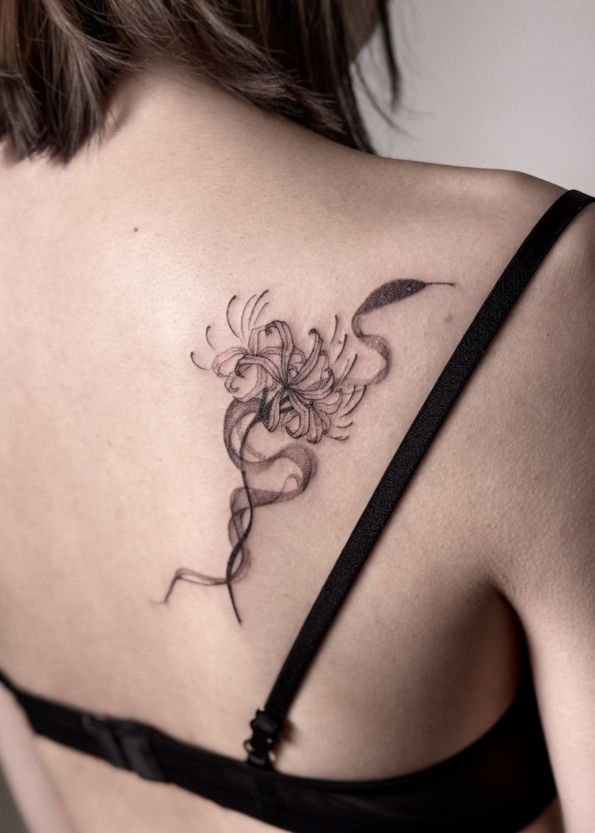 dears_natsumi's tweet photo. Smoke × Spider lily 

#tattoo #タトゥー https://t.co/AOSIZGGGux