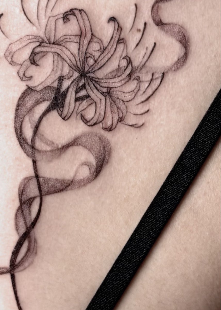 dears_natsumi's tweet photo. Smoke × Spider lily 

#tattoo #タトゥー https://t.co/AOSIZGGGux