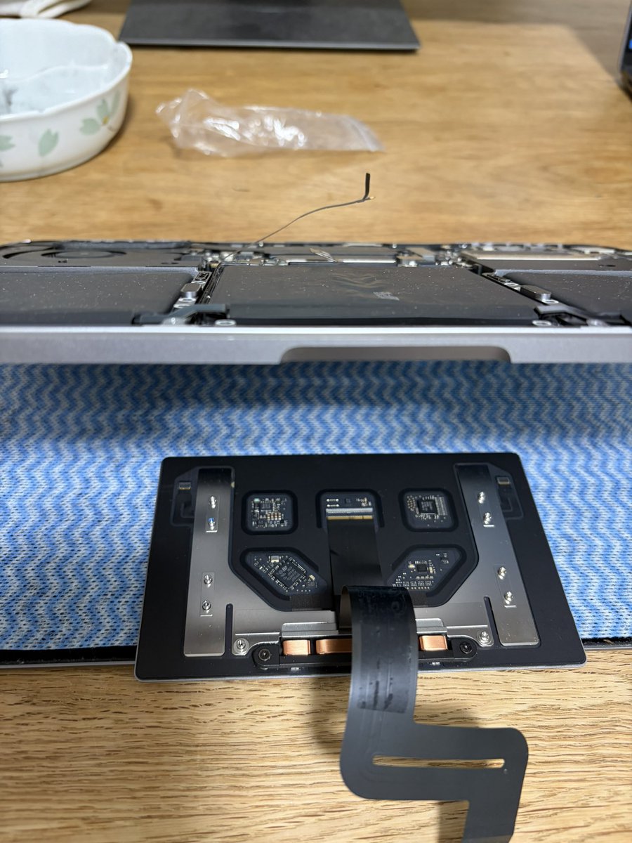 ryokdy's tweet photo. 処分しようと思ってた2017年Macbook ProのバッテリーをYouTube見ながらなんとが交換。小さいの見えなくて登山用のヘッドライトを装着。自分で交換はおすすめしません😩
Omarchyメインにするには勇気いるのでこれで使ってみる。 https://t.co/CBNk8hYSx4