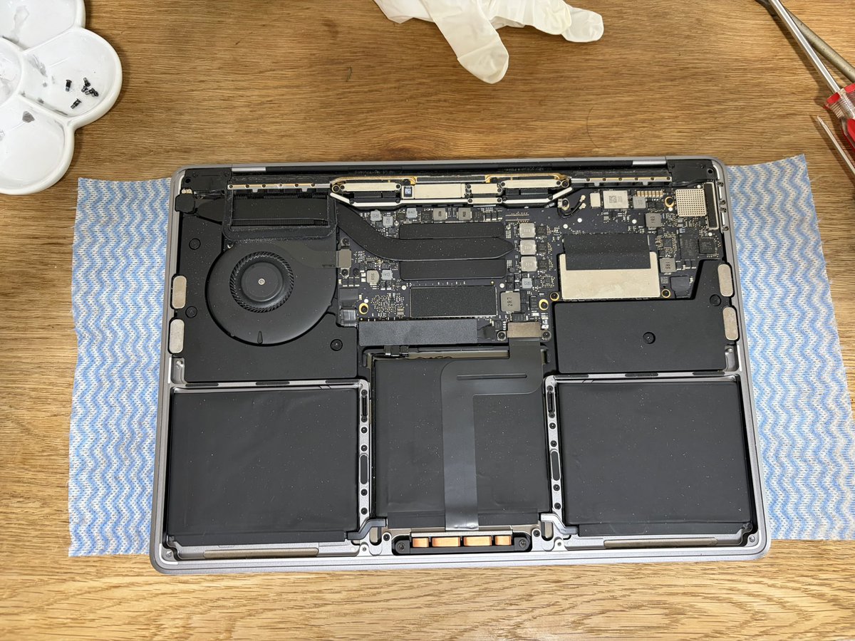 ryokdy's tweet photo. 処分しようと思ってた2017年Macbook ProのバッテリーをYouTube見ながらなんとが交換。小さいの見えなくて登山用のヘッドライトを装着。自分で交換はおすすめしません😩
Omarchyメインにするには勇気いるのでこれで使ってみる。 https://t.co/CBNk8hYSx4