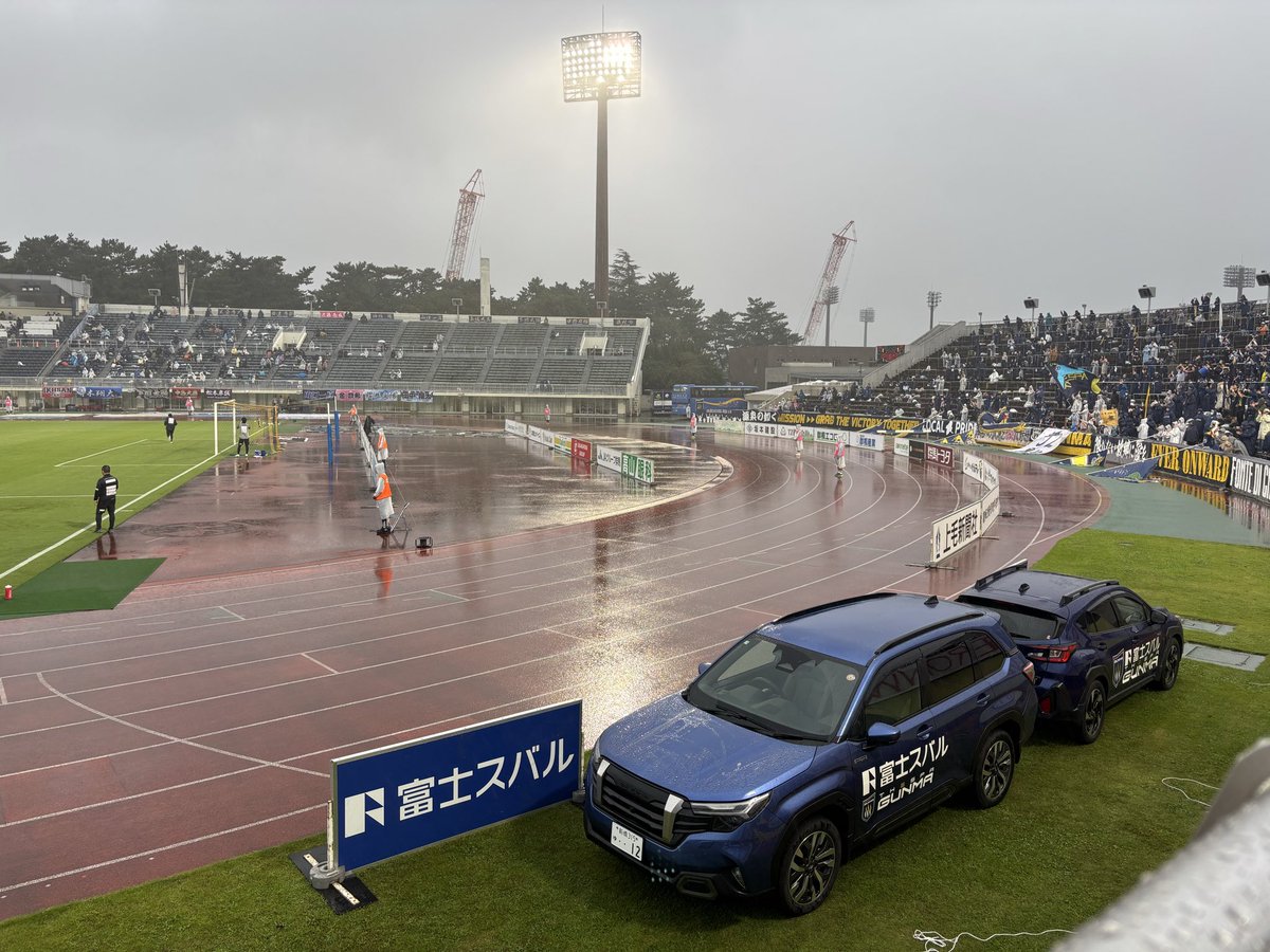 kangarooka3's tweet photo. 9月26日（土）正田醤油スタジアム群馬
ザスパ群馬vsロアッソ熊本
あいにくの雨ですが盛り上がってます！
キックオフを待ちながら
富士スバルの車を見て息子が
「大きくなったら、あの車買ってママを乗せて色んな試合に連れてってあげるね」と言ってくれたのが嬉しかったです✨
#ザスパとスバル https://t.co/uXFNWsMuD2
