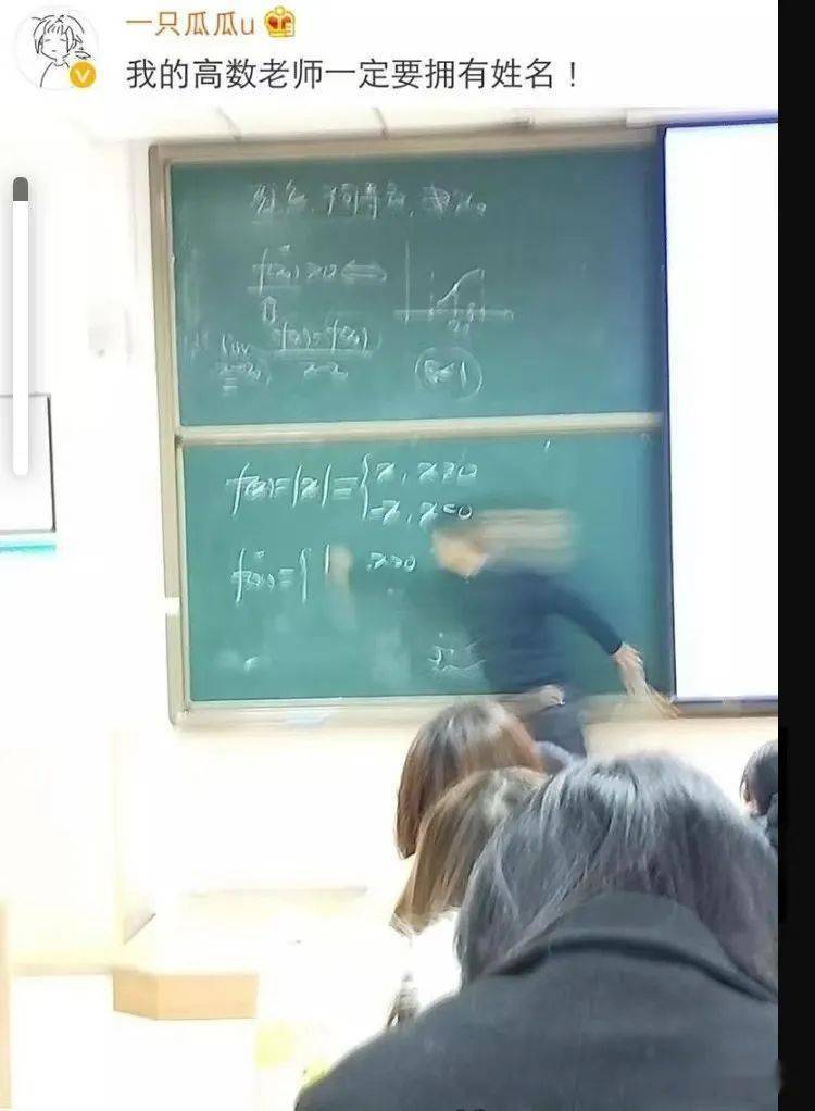 MandiJaniczv's tweet photo. Hoy en la universidad, el profesor de matemáticas dejó caer su tiza justo cuando explicaba el teorema. Todos nos quedamos en silencio hasta que él mismo se rió: la tiza se escapó antes que nosotros de entenderlo! https://t.co/nq72kBKSn6