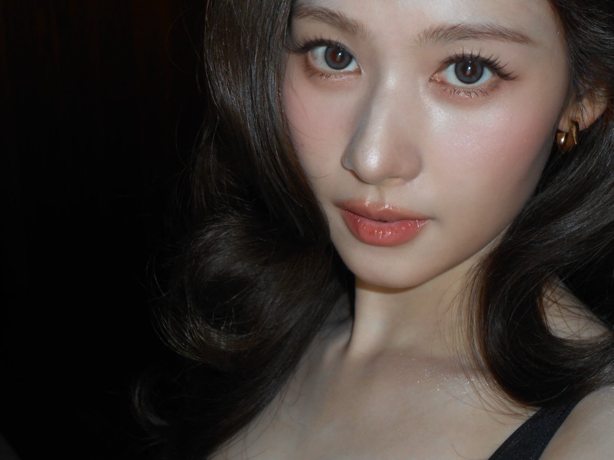 godmitzu's tweet photo. SANA IN THIS PRADA LOOK SHE'S SO FINE https://t.co/utSvoQYQ5W