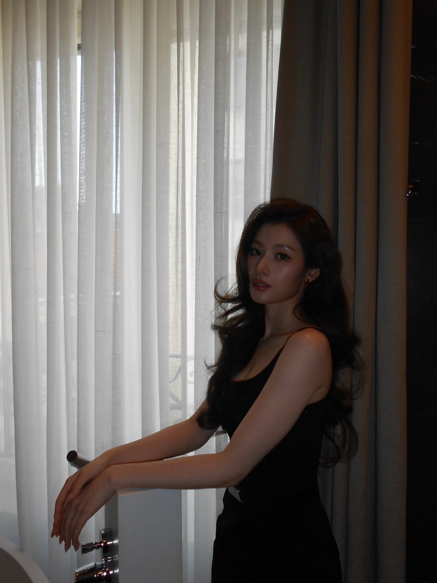 godmitzu's tweet photo. SANA IN THIS PRADA LOOK SHE'S SO FINE https://t.co/utSvoQYQ5W