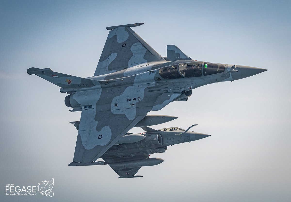 EscadronsChasse's tweet photo. Les #Rafale des deux pays ont mené des missions conjointes dans un contexte de partage d'expérience. Les pilotes indonésiens, formés en France, ont parfois retrouvé certains PN 🇫🇷 croisés sur les bancs de l'école de l'ETR. Cela facilite grandement les échanges ! https://t.co/xTDZelaMcL