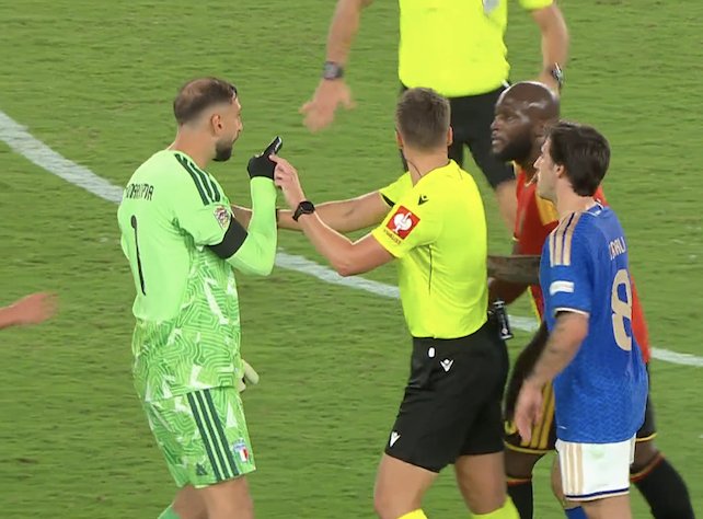 David_Ornside's tweet photo. 🚨🗣 Romelu Lukaku revealed what actually happened between him and Donnaruma:

🗣 Reporter: "We saw a tense moment between you and Donnaruma, what was the fight all about?"

🗣 Lukaku: "He was trying to rage bait me then I told him, "You'll be playing in league two soon" and he was furious and started coming at me, I told him, "Shut up and tell your club they owe me two premier league titles and that trophy you won last season is not yours"