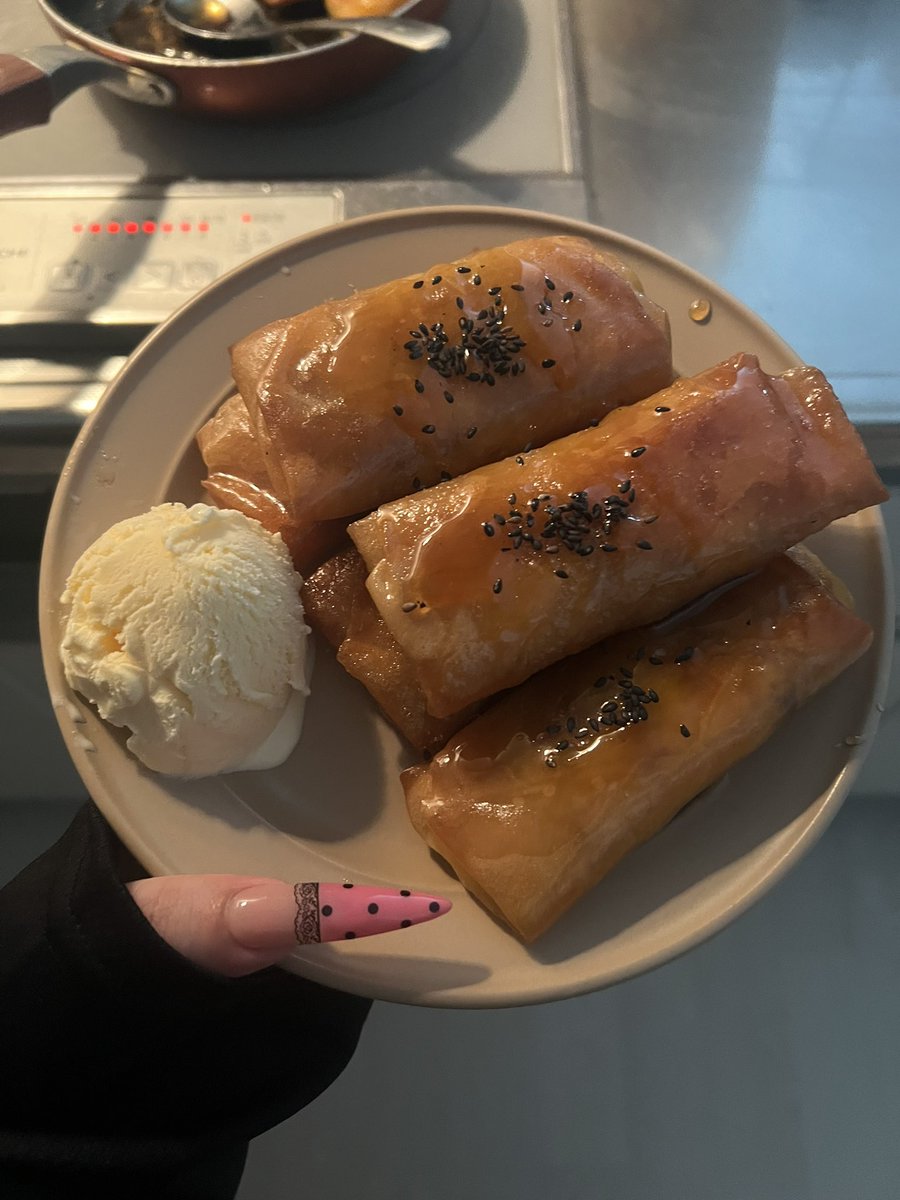 2Srtn's tweet photo. さつまいもの春巻き🤤 https://t.co/QKM0Xw3Vid