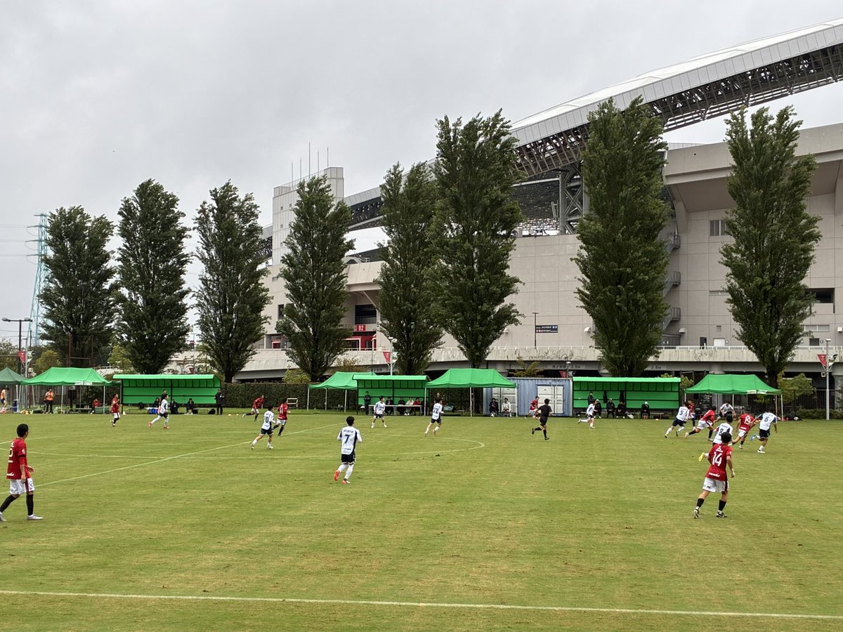 kingamaral1999's tweet photo. 試合終了、浦和ユース1🆚3千葉U18。
千葉は前半終了間際にサイドを完璧に崩して先制ゴール。後半も浦和GKのミスとセット��レーを確実に決めて追加点。
Jユースチームの対戦だけに個々の技術はもちろん、チームとしての戦い方も整理されていて見応えのある試合でした。
#高円宮杯 #浦和ユース #千葉U18 https://t.co/0Gs2Q987ip