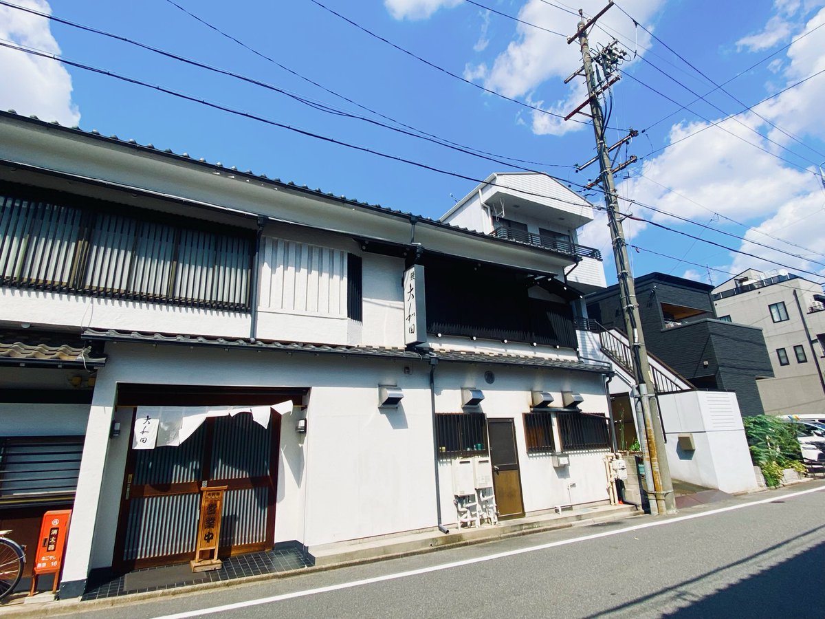 kuromamesiva's tweet photo. 熱田神宮参拝

ランチに予定していた
あつた蓬莱軒は2時間半待ち
関東前日の台風荒天からの晴天
霊域といえども暑い…蒸す…
2時間半はムリ
Googleおすすめ隣駅の大和田に変更し待ちなしでいただきました
こちらのひつまぶしはお出汁でなくお茶でいただくスタイル。
さっぱりしてる。薬味が好みでした https://t.co/6iyJXJJzXb