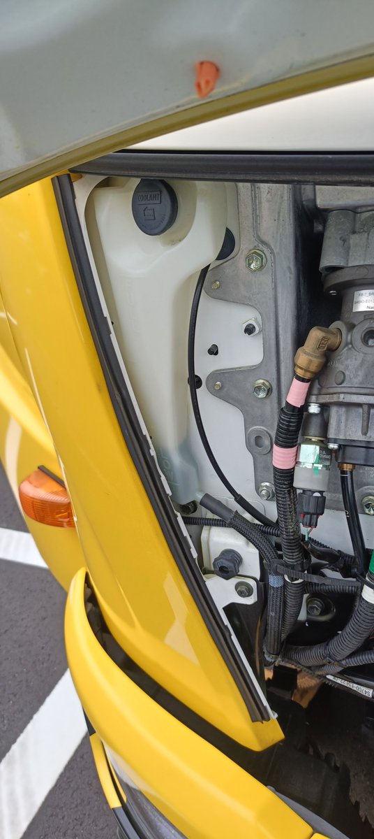 Syatiku_6754's tweet photo. この間車両点検してたら冷却水めっちゃ少なくなってて焦ったわwww

定期で乗るヤツ確認してないのを知ってこの日急遽4トン仕事を大型でやる羽目になったꉂ🤣𐤔 https://t.co/J7PrOvOTjm