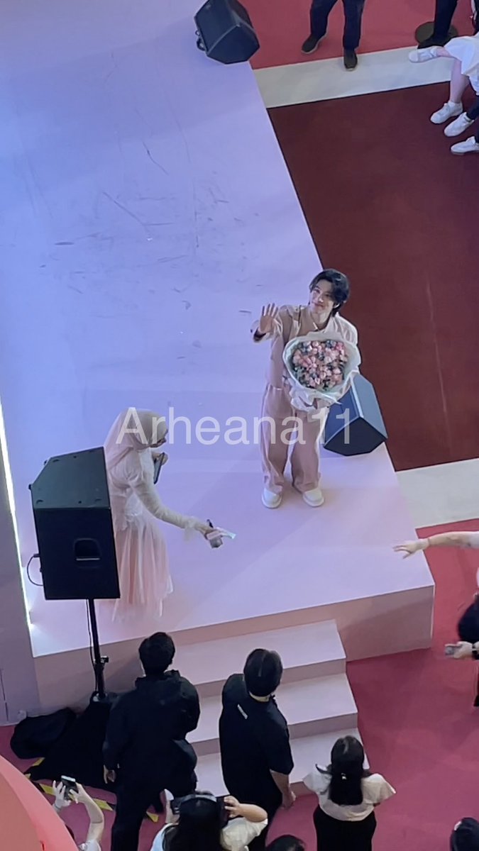 Arheana11's tweet photo. cries I love him

#IN2ITMALAYSIA #IN2ITCOSMETICSMY #IN2IT25THANNIVERSARY #IN2ITXHENDERY #HENDERY #WayV_HENDERY #HENDERYinMY https://t.co/VNWPk2h9MJ