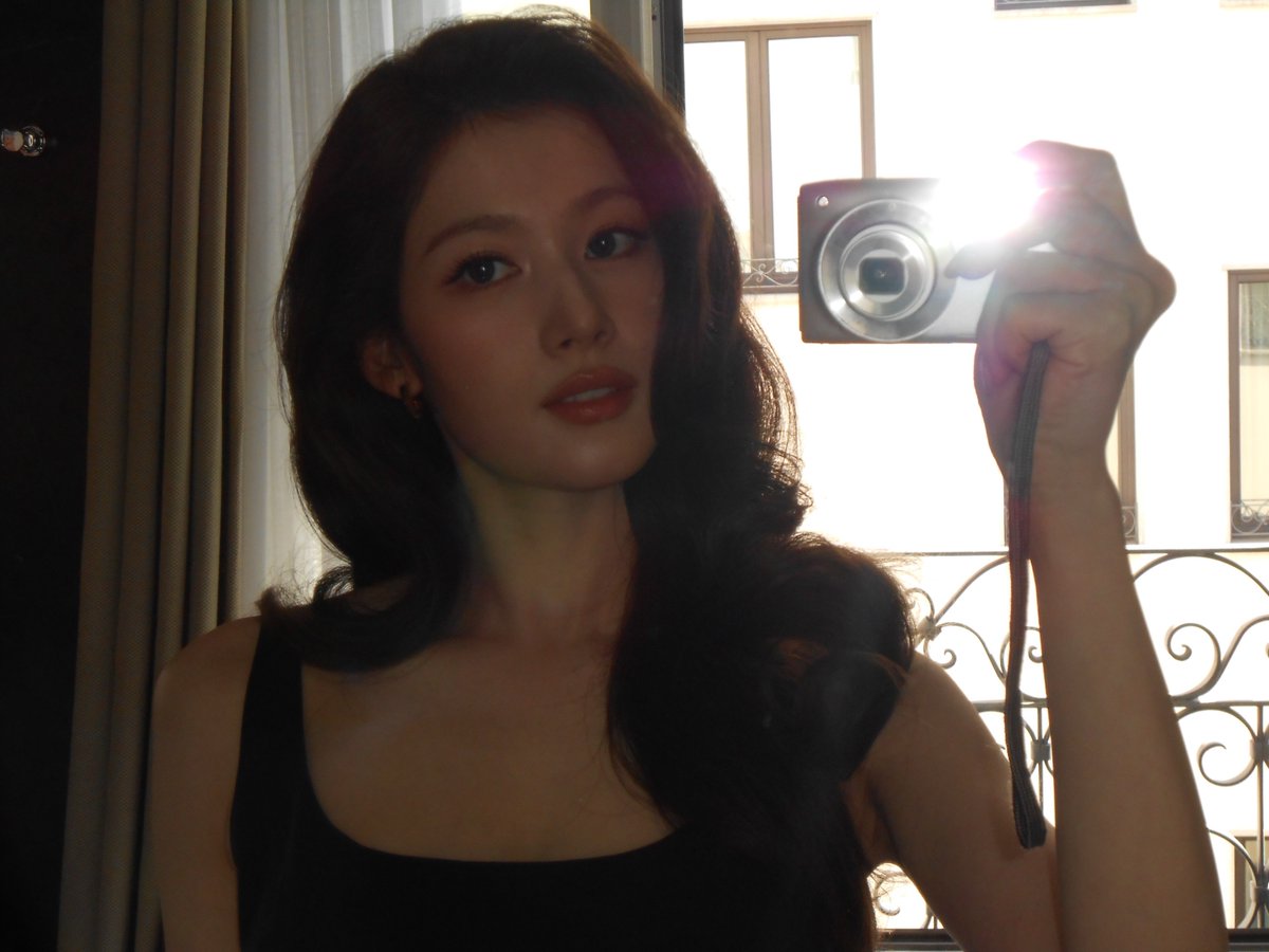 godmitzu's tweet photo. SANA IS SO GORGEOUS 📸 https://t.co/juiG2V3SEA