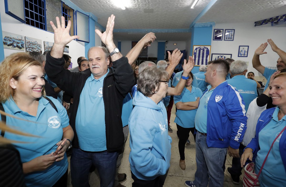 MalagaCF's tweet photo. Hay un lenguaje que todos entendemos: 𝑒𝑙 𝑑𝑒 𝑠𝑒𝑛𝑡𝑖𝑟 𝑛𝑢𝑒𝑠𝑡𝑟𝑜𝑠 𝑐𝑜𝑙𝑜𝑟𝑒𝑠. 

En el Día Internacional de las Personas Sordas, nos queremos acordar especialmente de una de nuestras peñas.

¡Gracias por vuestro apoyo, @malaguistasordo! 💙 https://t.co/eJuWwP2lrp