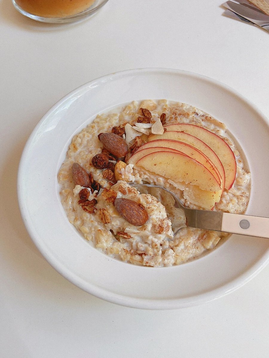 thienquinn84539's tweet photo. [Woke up to the smell of homemade oatmeal with fresh berries and a dash of cinnamon—cozy, quick, and all the good fuel for the day ]， https://t.co/xm96OxR5KR