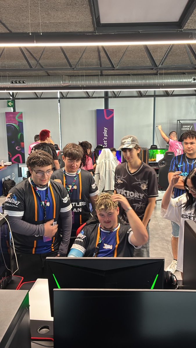TurTlesClan_'s tweet photo. 🚨PRIMER PARTIDO EN LAN🚨
🏆 ESM 2026 | Split 2 Presencial @MadridinGame
🆚 @taniesportscz
⏰ 10:00h
Tenemos a los chicos preparando todo, nos vemos enseguida 👀
Estad atentos aquí abajo a los resultados 🧶
¡Vamos, Vamos! 💪
#VALORANT #GOTC 🐢 https://t.co/ZddOj6ETDh