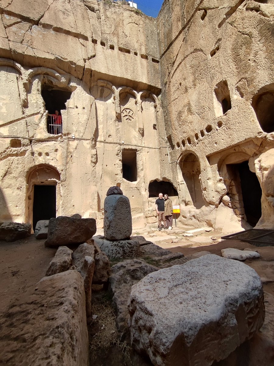 _MehmetBalaban's tweet photo. Özellikle dünyada nadir örneklerden biri kabul edilen ve yüzündeki tatlı tebessümle bilinen "Güleç Meryem" tasviri, manastırın en büyüleyici köşesi.
​Niğde'nin bu sessiz ama derin geçmişi, keşfetmeyi sevenler için gerçekten unutulmaz bir durak. https://t.co/Amu3LeDqmo