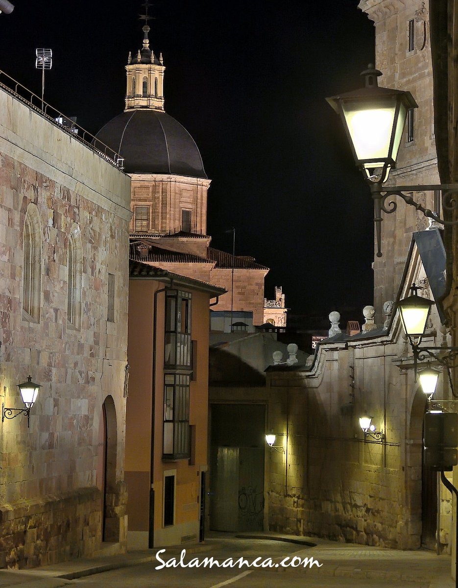 Salamancadotcom's tweet photo. Desde la #calleCervantes antes calle de los Moros... #LaPurísima #Salamanca #Foto #Fotografía #Photo #Photography https://t.co/KlIuIW4mDi https://t.co/YS8OS8kVQ7